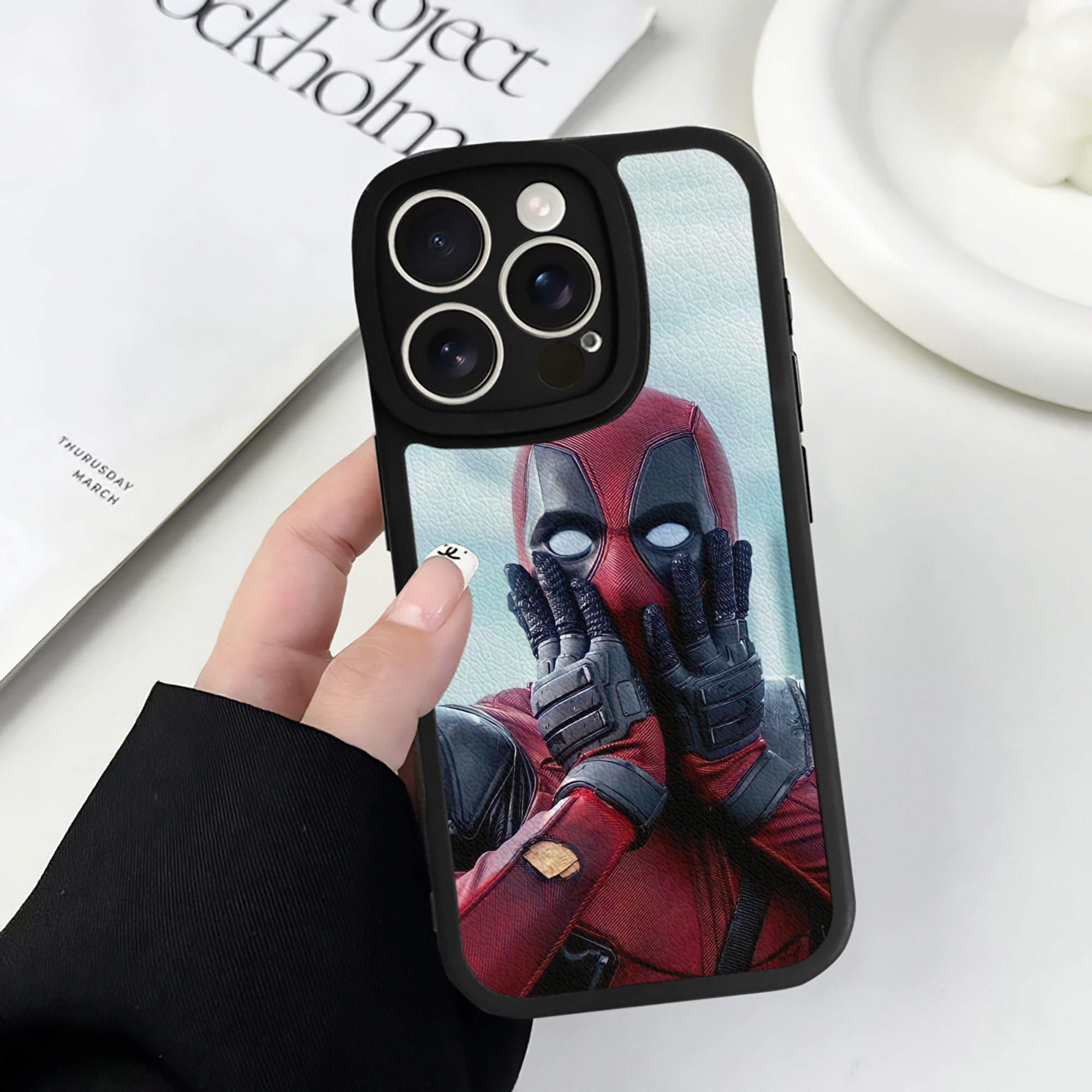 （画像用） Deadpool デッドプール 【iPhone 16シリーズ対応】シリコンスマホケース（レザー調） 材質：シリコン